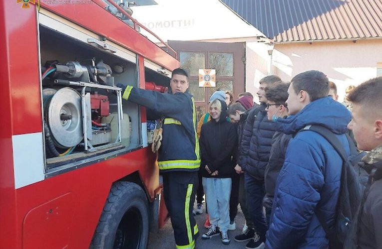 Обухівських підлітків вчили гасити пожежу