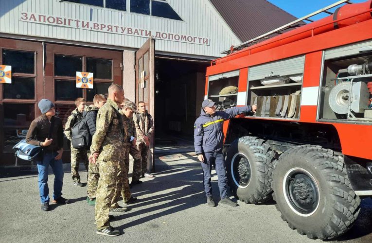 Рятувальники провели заняття за темою «Засоби для виконання рятувальних робіт та обладнання пожежних автомобілів» 