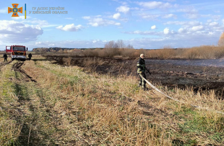 На Обухівщині продовжують горіти торфяники