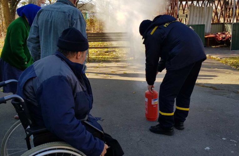 25 жовтня рятувальниками Обухівського району було проведено спеціальне об’єктове навчання на території Обухівського районного територіального центру соціального обслуговування.