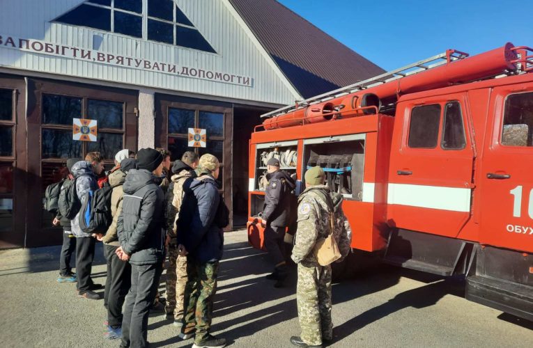 Учні Обухівського академічного ліцею № 3 завітали до рятувальників Обухівського РУ ГУ ДСНС України у Київській області та 16-ДПРЧ у м. Обухів