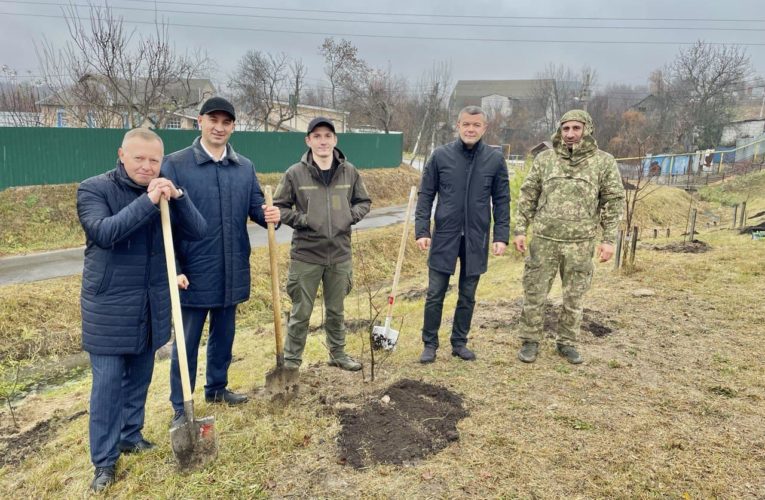 Обухівська РДА разом з Обухівським лісництвом “ДП “Київський лісгосп” провели толоку у Феодосіївській громаді, під час якої висадили дерева в межах президентської кампанії “Зелена країна”