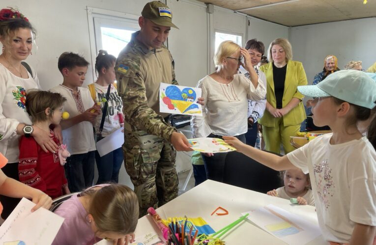 В День захисту дітей Олександр ГОМОН привітав наймолодших жителів центру для евакуйованих