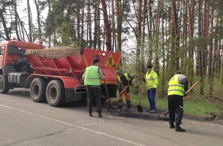 У Київській області на автошляхах загального користування місцевого значення проводять роботи з експлуатаційного утримання