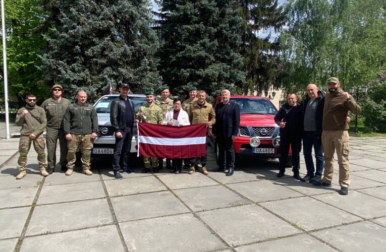 Керівництвом Обухівського району за сприяння іноземних партнерів передано  3 автомобілі, зарядні станції та квадрокоптери на потреби  ЗСУ