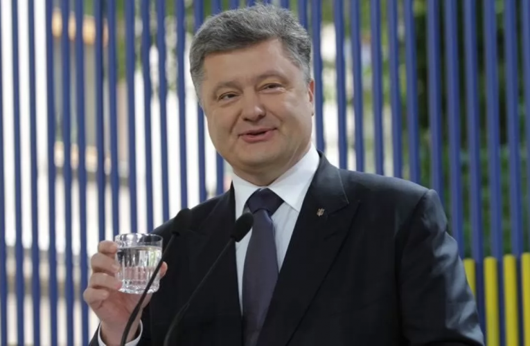 Порошенко вимагає від своїх нардепів їхати на курорти “непомітно” після провалу його закону про дозвіл виїзду чиновників за кордон, – блогер