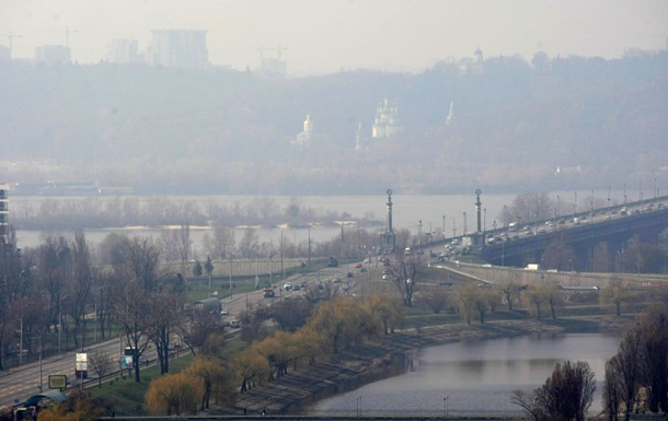 Киян закликали зачинити вікна та пити багато води