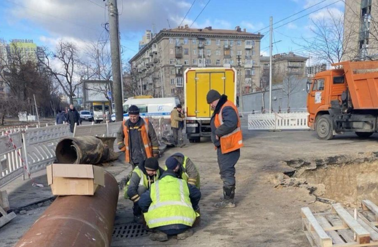 У Києві ремонтують пошкоджену ракетною атакою ділянку трубопроводу