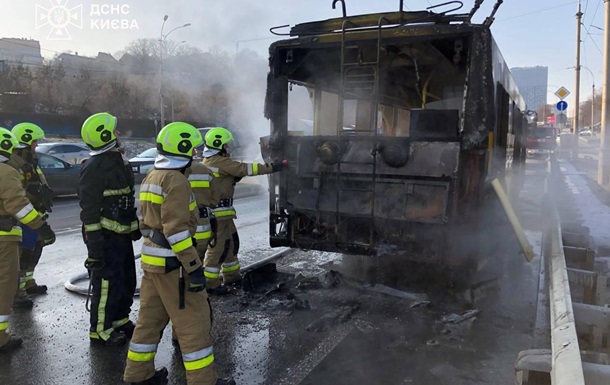 У Києві під час руху загорівся тролейбус