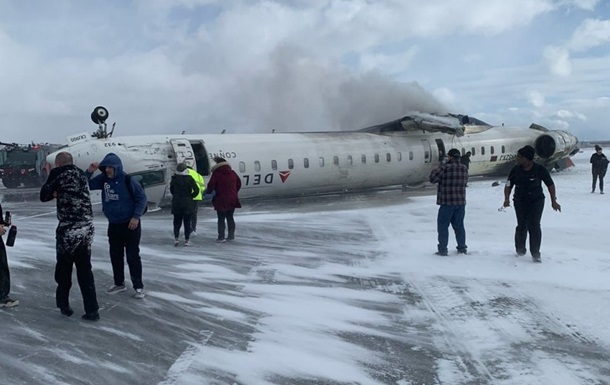 Літак перекинувся вгору дном в аеропорту Торонто