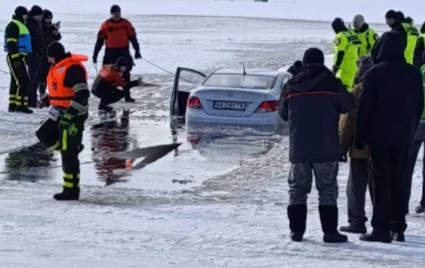 Їздив по льоду: в Києві водій утопив авто в Дніпрі