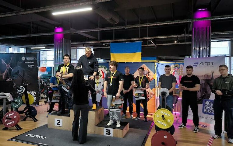 Козинські спортсмени показали високі результати на чемпіонаті з пауерліфтингу