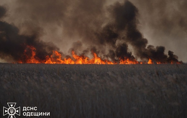 На Одещині ліквідовують масштабну пожежу