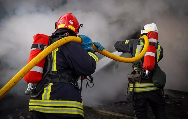 Неподалік Львова спалахнула велика пожежа: вогонь загрожує лісу